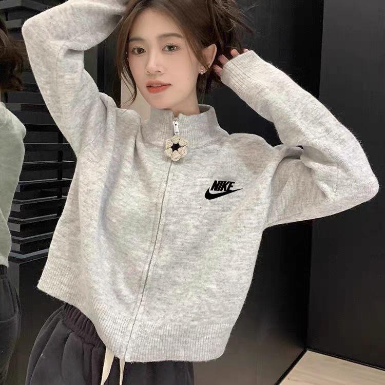 . 早秋软糯针织外套✨耐克小勾半高领拉链毛衣小个子本命!浅灰短款针织开衫,轻松拉高腰线